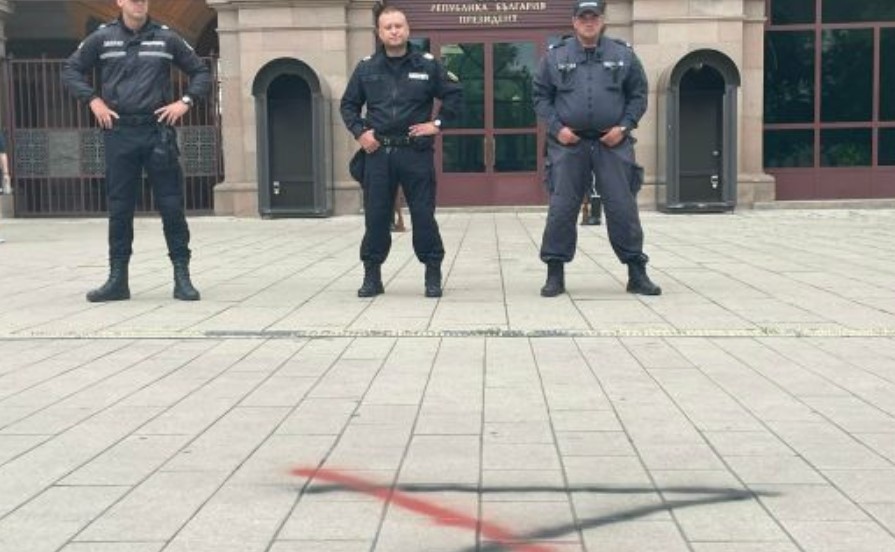 Над 100 демонстранти се събраха тази вечер пред Министерския съвет с искания